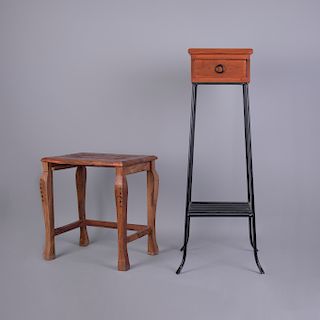 Lote de mesas auxiliares. Siglo XX. Elaboradas en madera tallada. Consta de: a) Mesa pedestal. Con cubierta rectangular, cajón con tira