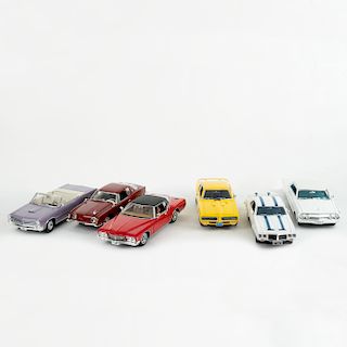 Lote de autos a escala. Consta de: a) Mercury Marauder 1964, Blanco, Road Signature, 1:18 b) Pontiac GTO 1965, Convertible. Piezas: 6