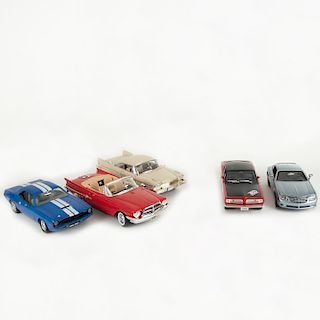 Lote de autos a escala. Consta de: a) Chrysler Plymouth Fury 1958, Beige, Motor Max. b) Chrysler Plymouth Barracuda 1969. Piezas: 5