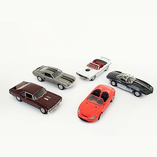 Lote de autos a escala. Consta de: a) Dodge Challenger R/T 1970, Blanco, Greenlight, 1:18 b) Ford Shelby GT500 1968, Gris. Piezas: 5