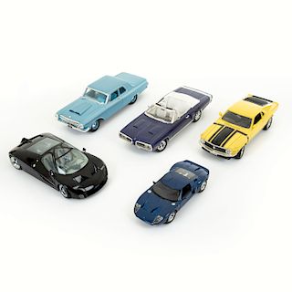 Lote de autos a escala. Consta de: a) Ford GT Concept 2006, Azul, 1:24 b) Dodge Cornet R/T 1970, Convertible, Morado. Piezas: 5