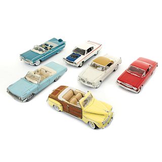 Lote de autos a escala. Consat de: a) Chevrolet Bel Air 1962, Rojo, Maisto, 1:18 b) Ford Galaxie 500 1964, Convertible, Azul. Piezas: 6