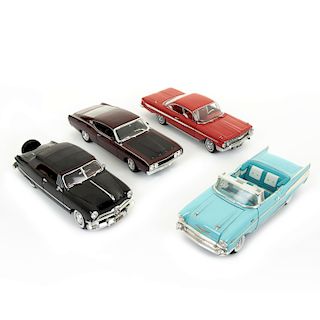 Lote de autos a escala. Consta de: a) Ford Torino Talladega 1969,Maisto, 1:18 b) Chevrolet Bel Air 1957, Convertible. Piezas: 4