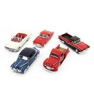 Lote de autos a escala. Consta de: a) Chevrolet Impala 1961, Beige, Sun Star, 1:18 b) Chevrolet Deluxe 1941, Azul. Piezas: 5