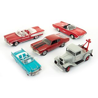 Lote de autos a escala. Consta de: a) Chevrolet Bel Air 1957, Crown Premium, Azul, 1:24 b) Ford Pickup Tow Truck 1934, Gris. Piezas: 5