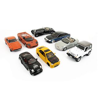 Lote de autos a escala. Consta de: a) Jeep Wrangler Sahara 2000, Blanco, Maisto, 1:18 b) Saleen S7 2004, Naranja, Motor Max. Piezas: 8
