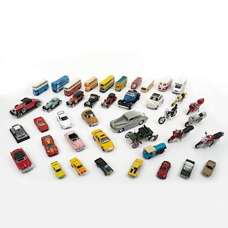 Lote de automoviles de juguete. Consta de: 41 automoviles de juguete, diferentes modelos. Presentan detalles de conservación.
