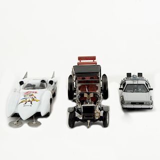 Lote de autos de series de televisión. Consta de: a) Speed Racer Mach 5 Racer X, ERTL, 1:18,  b) Back to the Future 2. Piezas: 3