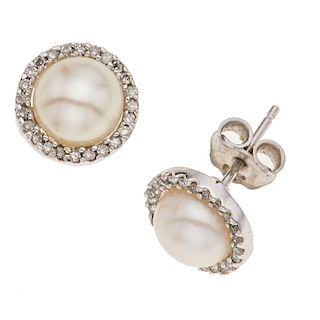 Par de broqueles con perlas y diamantes en oro blanco de 14k. 2 perlas cultivadas color blanco de 7 mm. 42 diamantes corte 8 x 8...