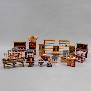 Colección de muebles y accesorios para casa de muñecas. Siglo XX. Tallas en madera, con miniaturas de resina y unos en metal. Piezas:30