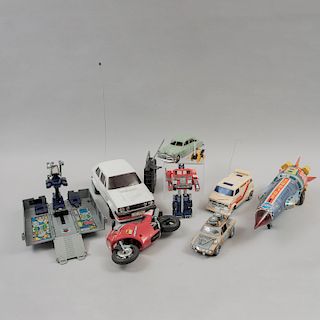 Lote de autos a escala y juguetes de las décadas de los '50 a los '80. Consta de: OPTIMUS PRIME de los Transformers, otros. Piezas: 8