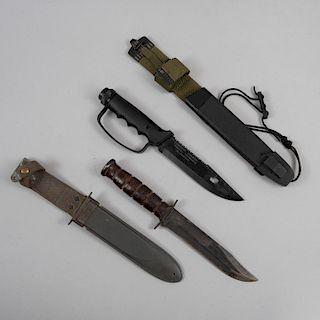 Lote de cuchillos militares tácticos de supervivencia. Consta de: a) Cuchillo militar. Toledo, España, Ca. 1980. De la marca MAR...
