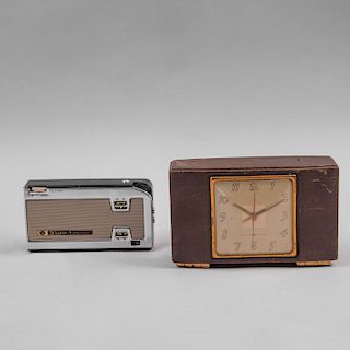 Lote de radio portátil y reloj de mesa. Consta de: a) Radio de transistores 2 bandas. De la marca TERAFON Japan Victor Company....