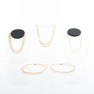 5 COSTUME PEARL NECKLACES, DIFFERENT SIZES