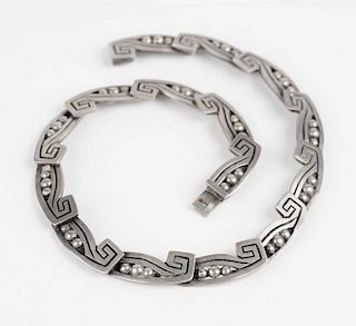 A silver necklace, Los Castillo