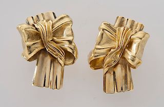 Pr. 22K gold bow style earrings with clip backs.