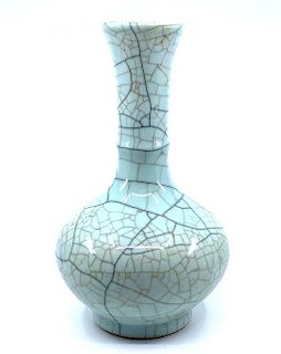 Chinese Qing Ge-Ware Vase