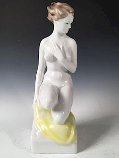 Hollahaza Kezzell Festett Porcelain Figure