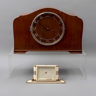Lote 2 relojes de mesa. Alemania. Siglo XX. En talla de madera y metal dorado. Uno marca Lessek. 25 x 37 x 15 cm (mayor)
