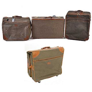Lote de 3 maletas y portatrajes. Siglo XX. Diferentes diseños. Elaborados en tela, piel y madera. Algunos marca Wings. 68 x 60 x 25 cm.
