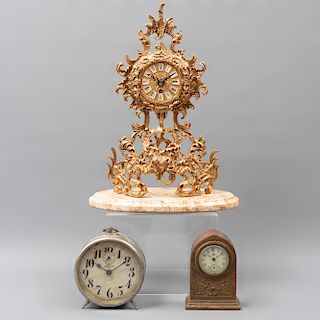 Lote de 3 relojes de mesa. Siglo XX. Consta de: Marca Westclox, Marca The Jennings Brothers y uno estilo Luis XV.