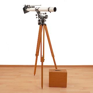 Telescopio Polarex. Japón. SXX. Marca Seiko. En metal, plástico y madera. Modelo 128 2.4" Ecuatorial. Con tripié. 163 x 23 x 95 cm.
