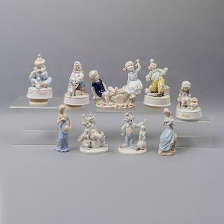 Lote de 9 figuras decorativas y cajas musicales. China y Japón. SXX. En porcelana. Consta de: niños jugando, mujer con ave, otros.