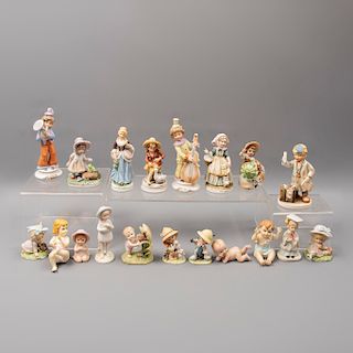 Lote de 19 figuras decorativas. China. SXX. En porcelana. Algunos Lefton y JV. Consta de: dama, campesina, 2 músicos, otros.