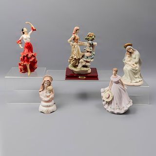 Lote de 5 figuras decorativas. China y Japón. SXX. En porcelana, resina y pasta. Consta de: virgen con niño, bailarina, dama, otros.
