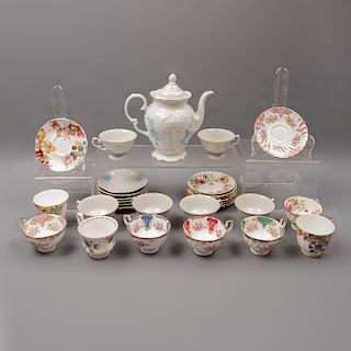 Lote de 29 piezas. Inglaterra y Polonia. SXX. En porcelana Duchess, Wakbrzych, otras. Consta de: tetera, 14 tazas y 14 platos base.