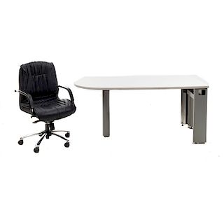 Escritorio y sillón ejecutivo. Siglo XXI. Elaborados en aglomerado y metal. 72 x 160 x 76 cm. (escritorio)