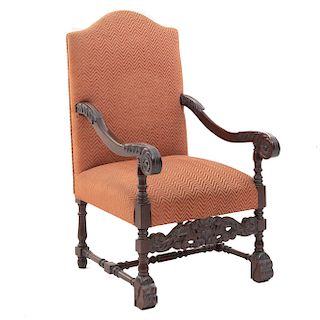 Sillón. Siglo XX. En talla de madera. Con respaldo cerrado y asiento en tapicería color naranja.