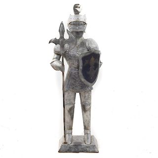Caballero. SXX. Estilo Medieval. Elaborados en lámina de metal. Acabado plateado. Con armadura, escudo, alabrda y base.150 x 50 x 33 cm