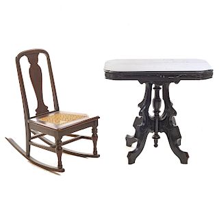 Mecedora y mesa auxiliar. Siglo XX. En talla de madera. Silla con asiento de bejuco. Dimensiones: 71 x 80 x 54 cm. (mesa)