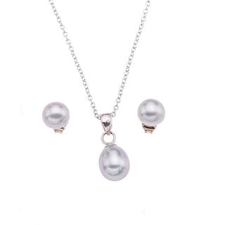 Collar, pendiente y par de broqueles con perlas en plata .925. 3 perlas cultivadas en color gris de 5 a 7mm. Peso: 3.0 g.