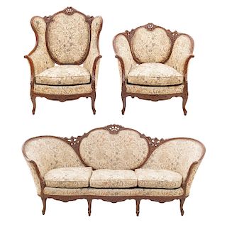 Sala. SXX. En talla de madera. Consta de: sofá de 3 plazas y 2 sillones. Con respaldos y asientos en tapicería floral. Piezas: 3.