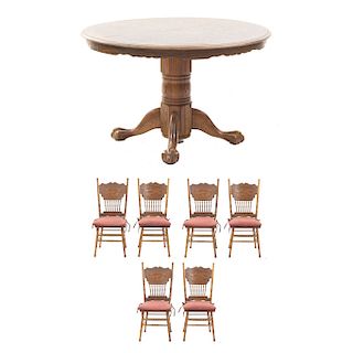 Antecomedor. Siglo XX. En talla de madera. Consta de: Mesa y 6 sillas. 75 x 123 cm. Ø Total de piezas: 7.
