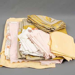 Lote de manteles y servilletas. México. Siglo XX. Elaborados en diferentes tipos de tela. Consta de: 4 manteles y 46 servilletas.
