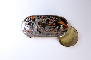 A SILVER AND YELLOW METAL MOUNTED TORTOISESHELL SNUFF, 18th