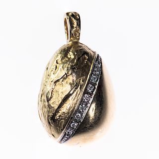 AN 18CT YELLOW GOLD EGG PENDANT BY SARAH FABERGE, the penda