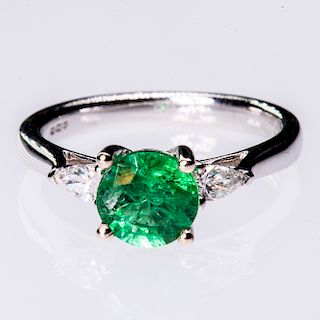 AN 18CT WHITE GOLD EMERALD AND DIAMOND RING, the round cut 