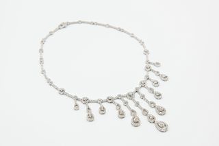 AN 18CT WHITE GOLD AND DIAMOND SET FRINGE NECKLACE, the col