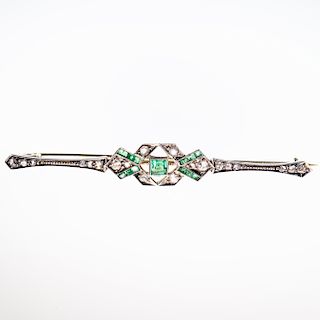 AN EMERALD AND DIAMOND BAR BROOCH, the structured central s
