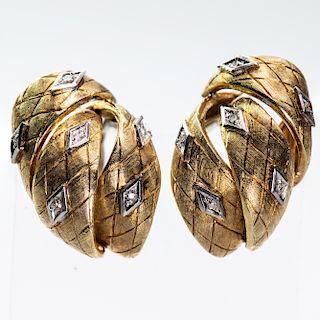 A PAIR OF 1980'S 18CT YELLOW GOLD AND DIAMOND SET EARRINGS,