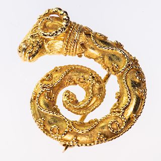 AN ETRUSCAN STYLE BROOCH, modelled as a rams head to the en