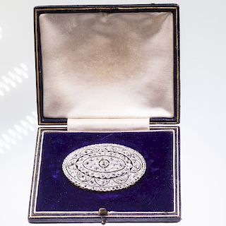 AN EARLY 20TH CENTURY DIAMOND BROOCH, the oval mount with s
