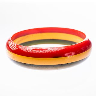 A 1950'S BAKELITE BANGLE, in green, yellow and red stripe d