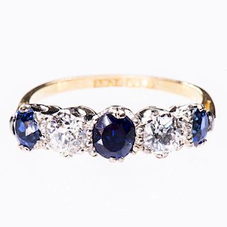 A SAPPHIRE AND DIAMOND 18CT YELLOW GOLD RING, the three rou