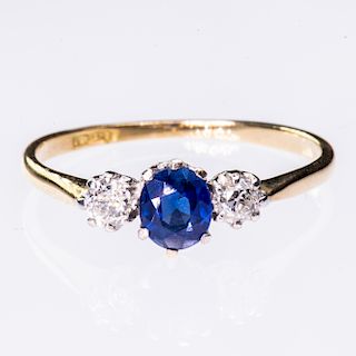 A SAPPHIRE AND DIAMOND 18CT YELLOW GOLD RING, the oval cut 