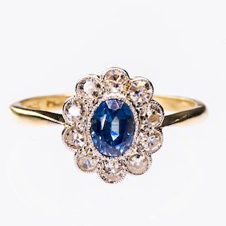 A SAPPHIRE AND DIAMOND 18CT YELLOW GOLD CLUSTER RING, the o
